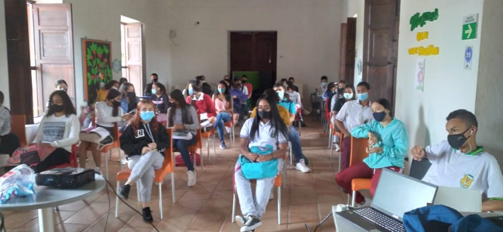 Los estudiantes llegan temprano para su clase en Amalfi. Los estudiantes llegan temprano para su clase en Amalfi.