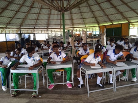 Estudiantes de Vigía del Fuerte en su primera clase presencial de inglés. Estudiantes de Vigía del Fuerte en su primera clase presencial de inglés.