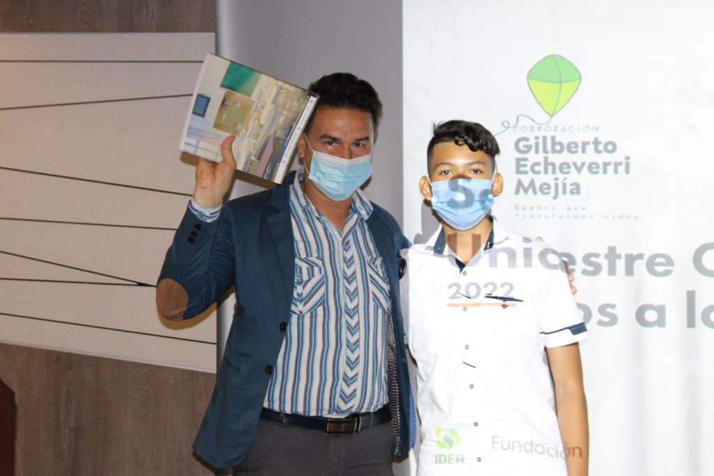 Entrega simbólica del las banderas del Programa. Entrega simbólica del las banderas del Programa