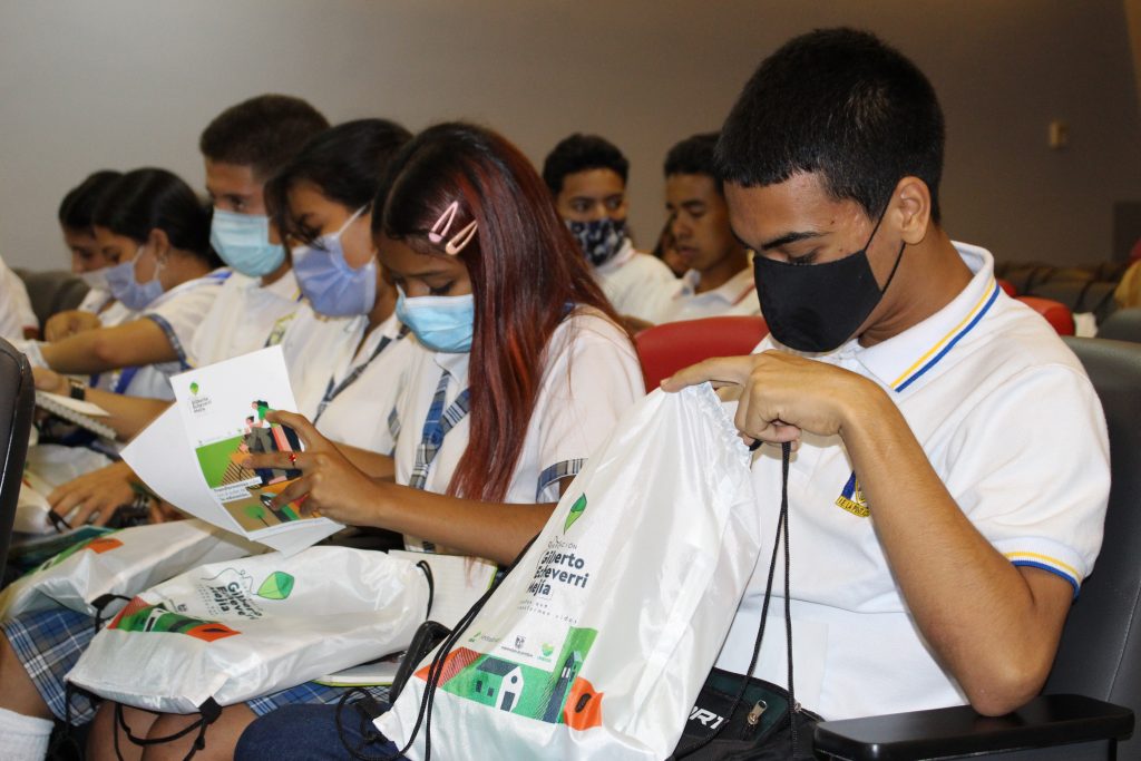 Estudiantes de La Pintada en el Lanzamiento del Programa. Estudiantes de La Pintada en el Lanzamiento del Programa.