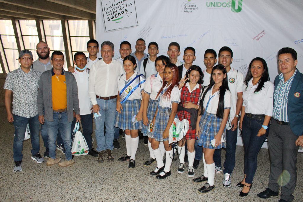 Secretario de Educación, rectores, docentes y estudiantes de La Pintada, con el Secretario de Educación de Antioquia y la Directora Ejecutiva (e) de la Corporación Gilberto Echeverri Mejía. Estudiantes de La Pintada comprometidos con sus sueños