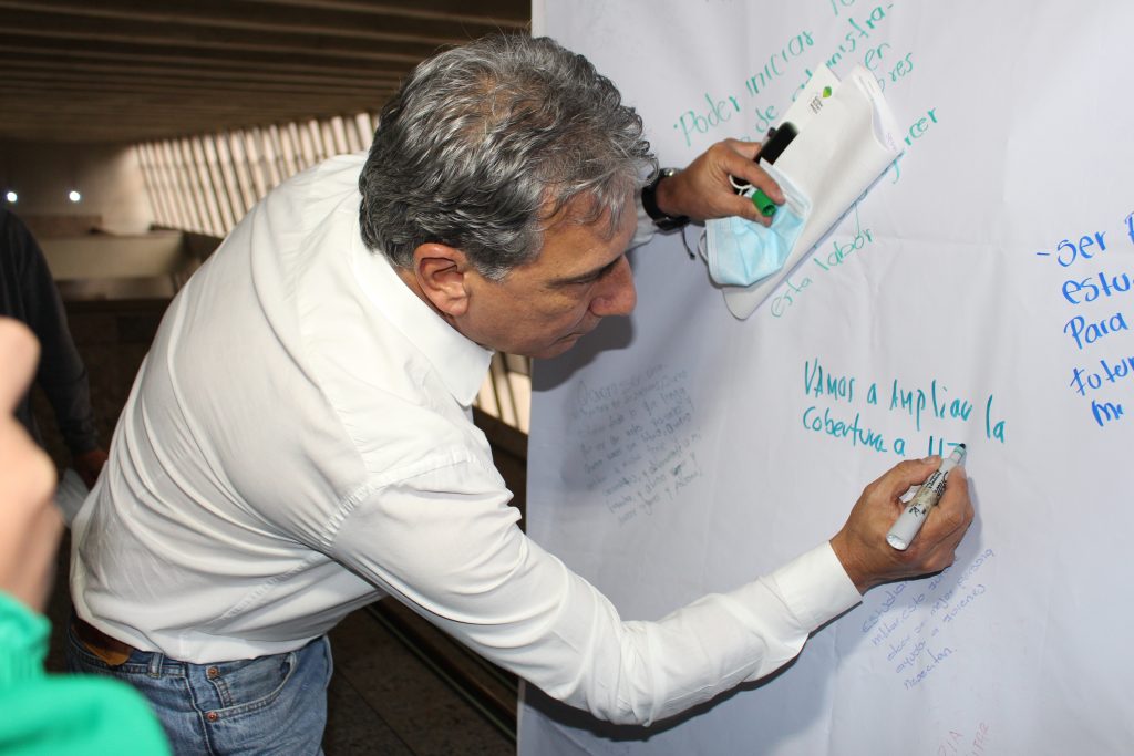 La Directora Ejecutiva (e) de la Corporación Gilberto Echeverri Mejía, un estudiante de La Pintada, y el Secretario de Educación de Antioquia, plasmando sus sueños. Secretario de educación de Antioquia escribiendo sus sueños