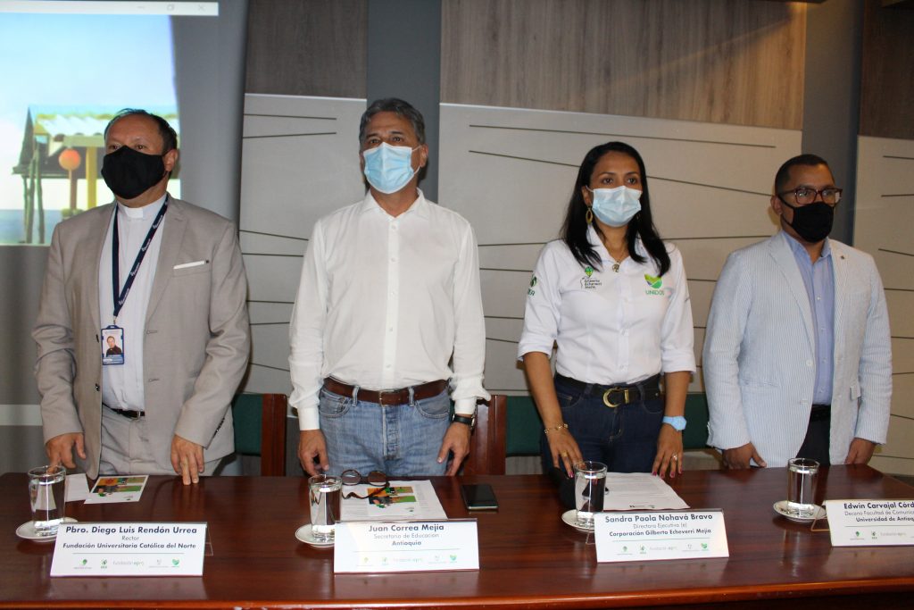 De izquierda a derecha. Pbro. Diego Luis Rendón Urrea, Rector Fundación Universitaria Católica del Norte; Juan Correa Mejía, Secretario de Educación de Antioquia; Sandra Paola Nohavá Bravo, Directora Ejecutiva (e) Corporación Gilberto Echeverri Mejía; Edwin Carvajal Córdoba, Decano Facultad de Comunicaciones Universidad de Antioquia. Mesa principal lanzamiento Programa Semestre Cero
