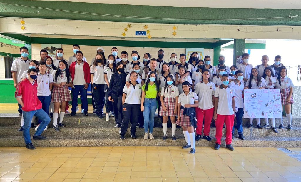 Estudiantes de 11° de la I.E. Manuel Antonio Toro y la I.E. Las Mercedes. Estudiantes de 11° de la I.E. Manuel Antonio Toro y la I.E. Las Mercedes.