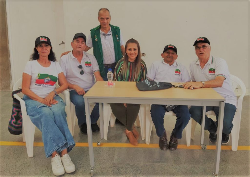 Integrantes de la Corporaci&oacute;n Colonia de Ca&ntilde;asgordas con la Secretaria de Educaci&oacute;n Municipal,  Liliana Pel&aacute;ez Escobar.