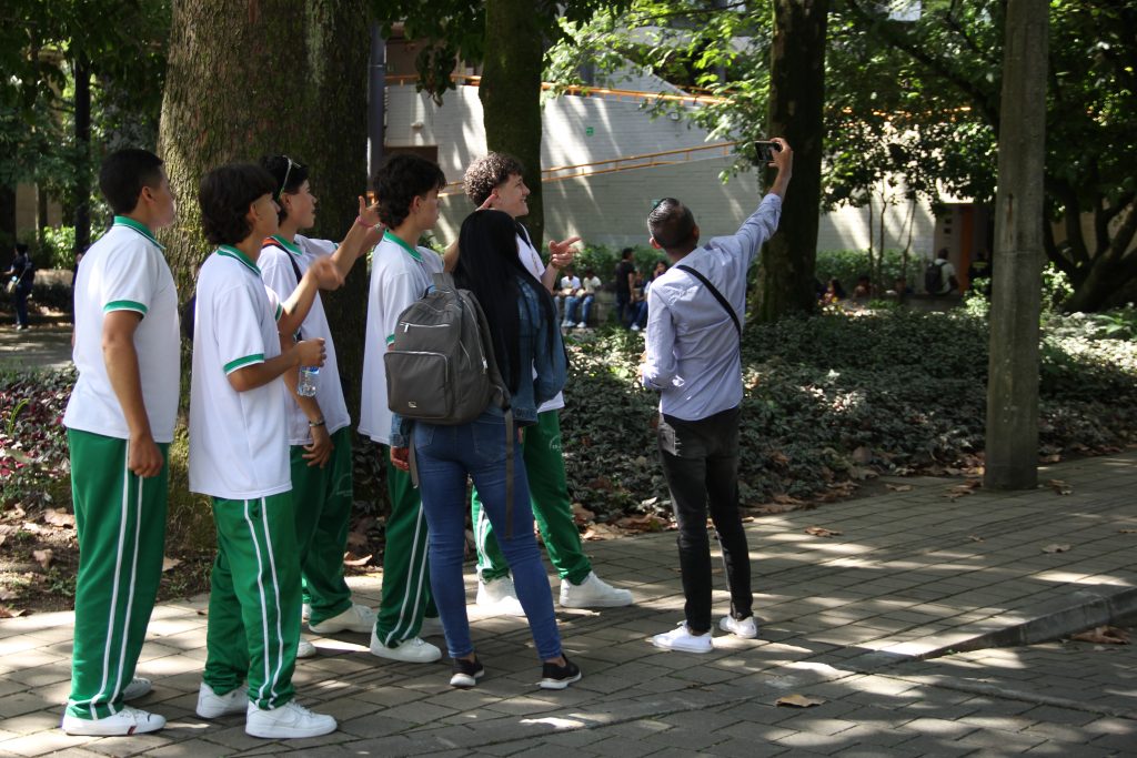 Im&aacute;genes de estudiantes en el recorrido por el campus