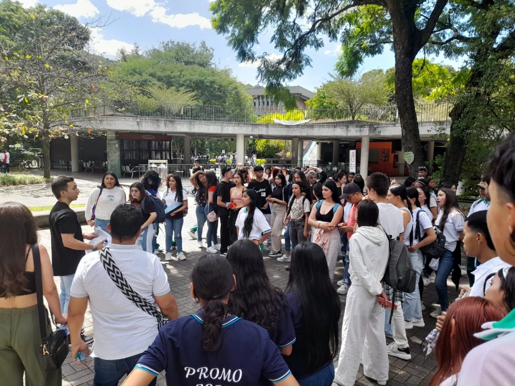 Im&aacute;genes de estudiantes en el recorrido por el campus