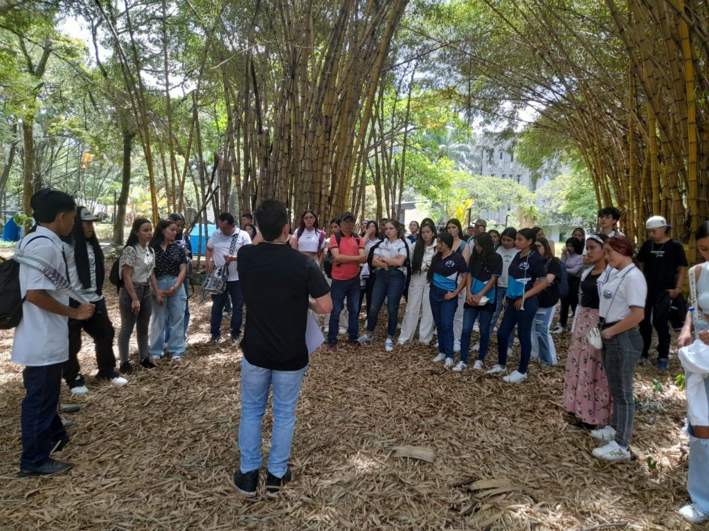 Im&aacute;genes de estudiantes en el recorrido por el campus