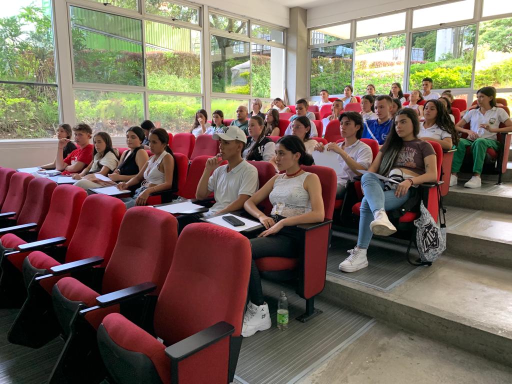 Im&aacute;genes de estudiantes en el recorrido por el campus