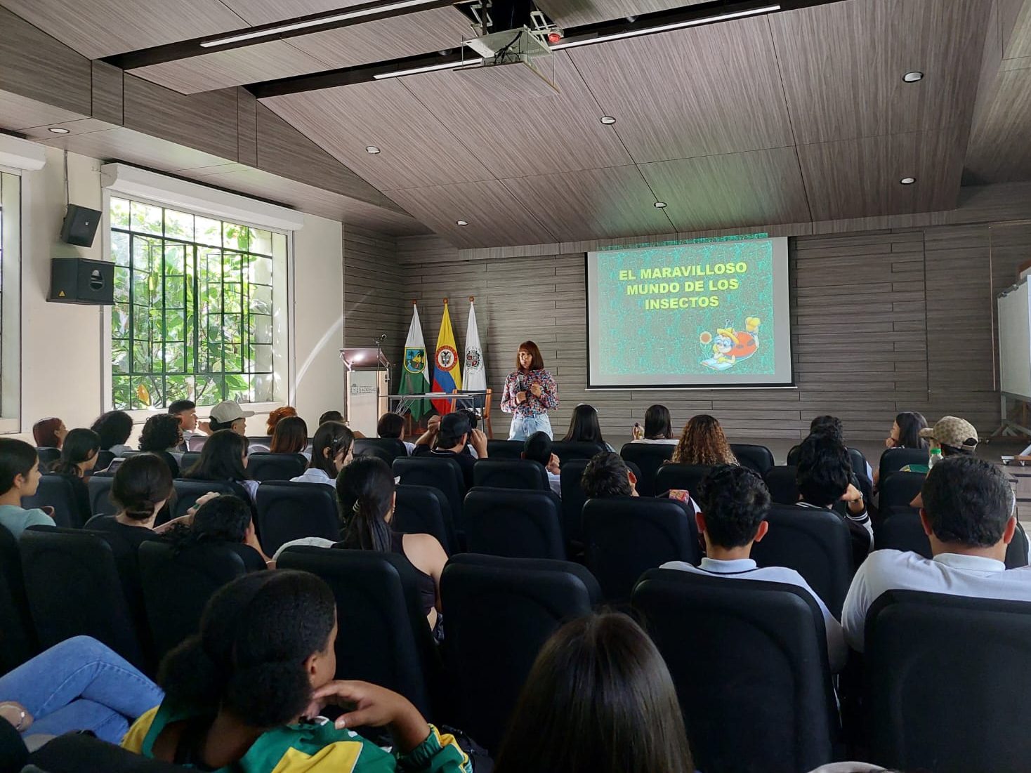 Im&aacute;genes de estudiantes en el recorrido por el campus