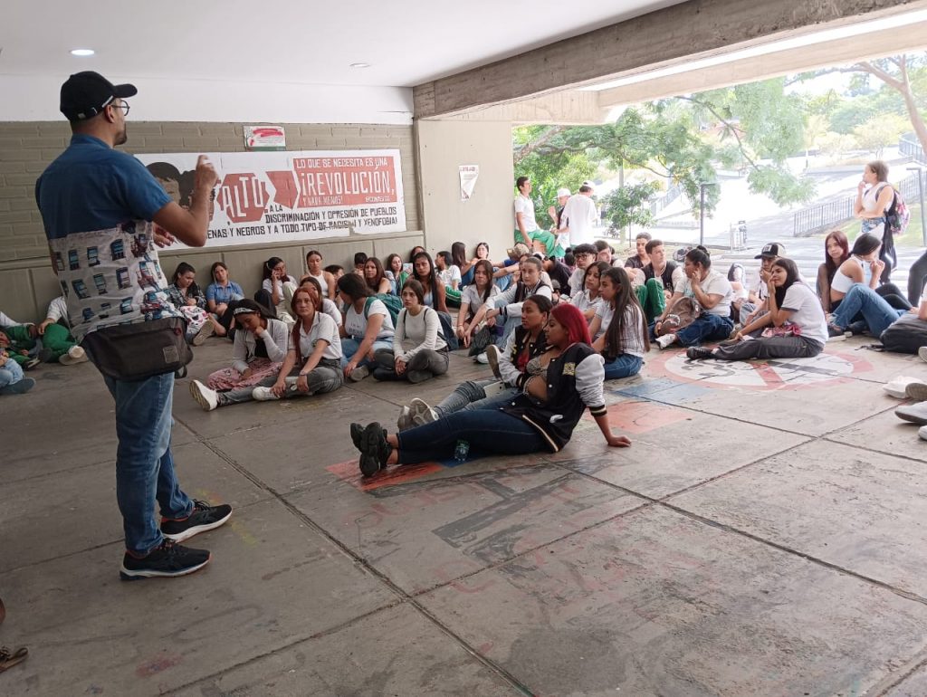 Im&aacute;genes de estudiantes en el recorrido por el campus
