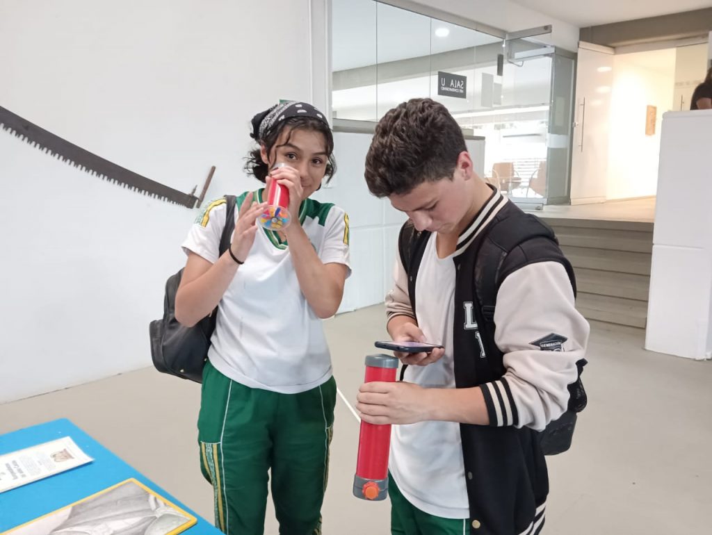Im&aacute;genes de estudiantes en el recorrido por el campus