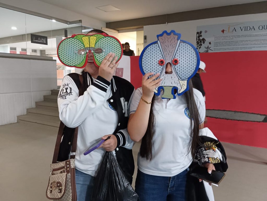 Im&aacute;genes de estudiantes en el recorrido por el campus