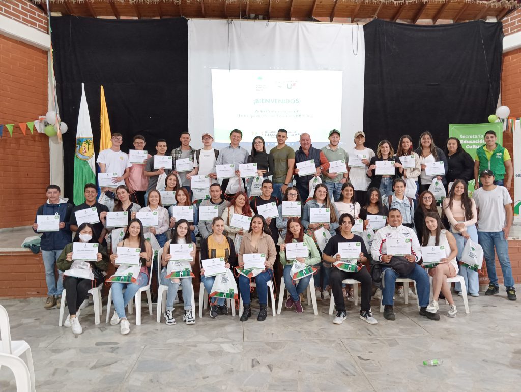 Beneficiarios de Guarne para la U recibiendo su beca